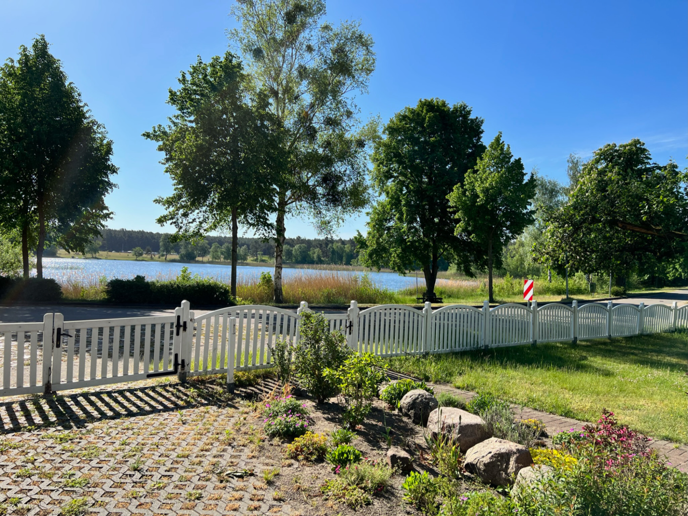 Der See ist nur ein paar Schritte entfernt.