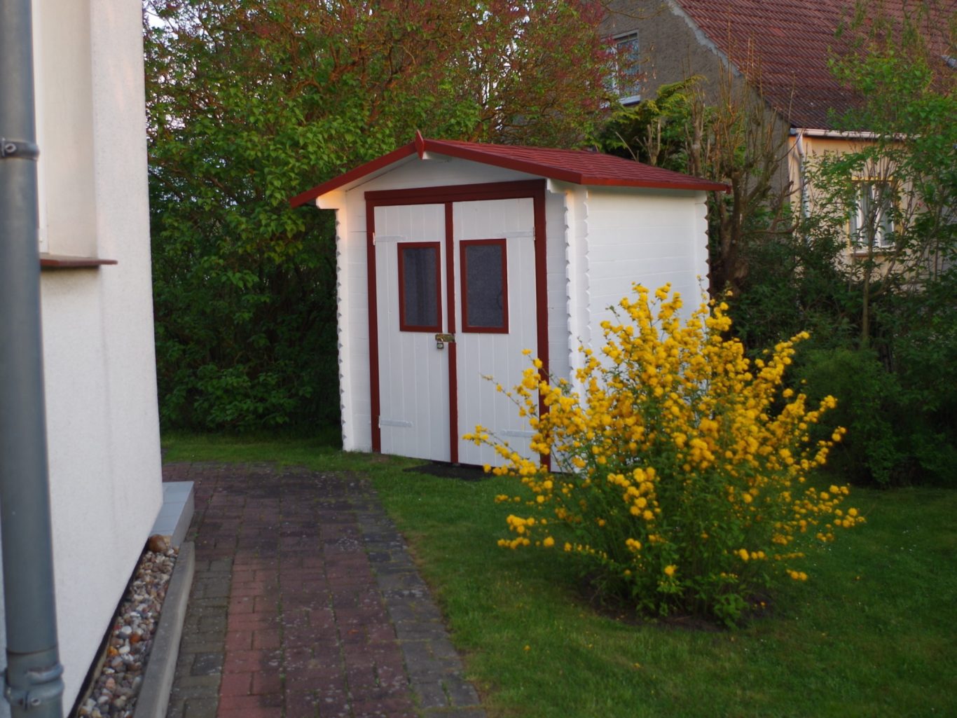 Die Gartenmöbel finden sich im Gartenhäuschern.