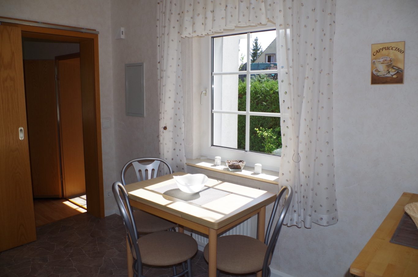 Genießen Sie beim Frühstück den Blick in den Garten