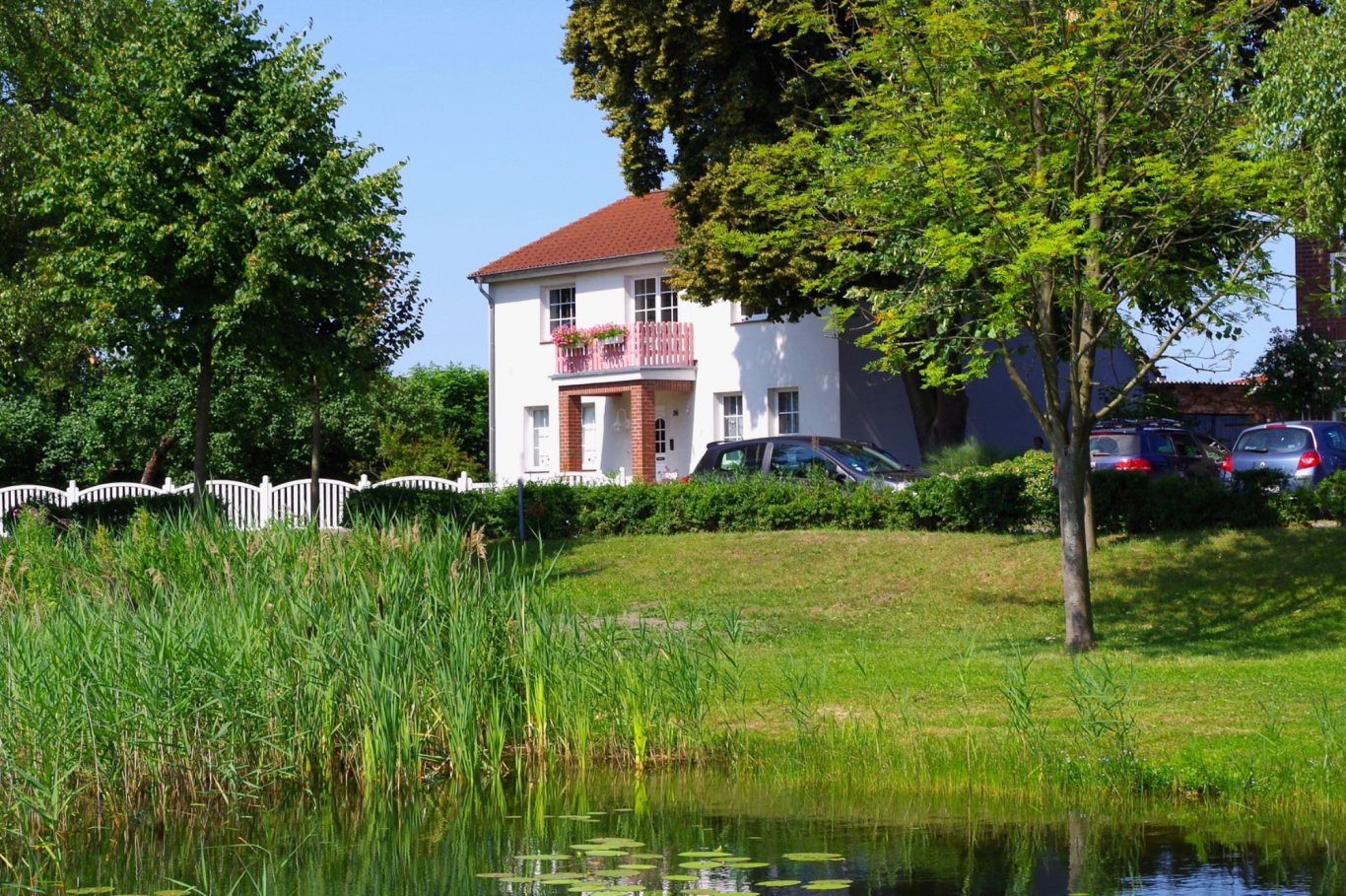Blick vom Badesteg auf das Haus